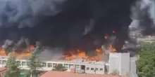 Incendio nella facoltà di Agraria a Viterbo, le immagini delle fiamme che partono dal tetto