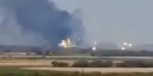 Israele colpisce una base in Siria, il video con il fumo dei razzi e le esplosioni