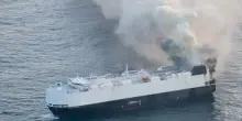 Alaska, la nave con 3mila auto a bordo è in fiamme: le immagini dall'alto