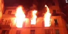 Incendio in un appartamento a Milano, una donna si lancia dal quarto piano e muore