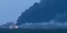 Abbattuti droni ucraini lanciati su Mosca, colpita raffineria a Saratov: video