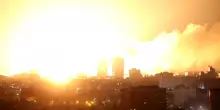 Sirene all'impazzata, fuoco, esplosioni scuotono Kiev durante l'attacco russo