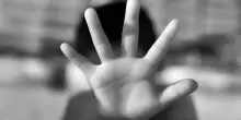 Bimba denuncia al Telefono Azzurro gli abusi subiti: arrestati la madre e il compagno