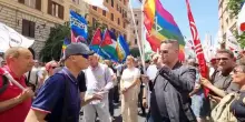 Klaus Davi al corteo col vessillo israeliano, i manifestanti "Si prenda una bandiera palestinese"