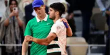 Sinner sconfitto e sfinito: "Piangere non serve", Alcaraz alza il trofeo. Cosa succede al campione