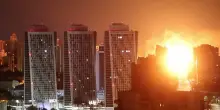 Sirene, esplosioni, contraerea: il "massiccio" attacco russo nella notte su Kiev