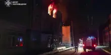 Incendi impressionanti, palazzi in fiamme nei quartieri di Kharkiv: blitz di droni russi