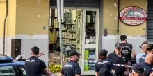 Afragola, agguato in un negozio di biancheria: uomo ucciso a colpi di pistola