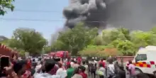 Aereo precipitato in India, l'arrivo dei soccorsi nel luogo dello schianto