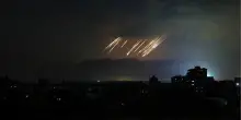 Putin a Trump: "Pronto a mediare tra Israele e Iran". Raid sul ministero della Difesa iraniano