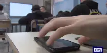 Da settembre cellulari vietati in classe anche alle superiori: “Effetti dannosi per la salute”