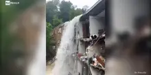 Alluvioni in West Virginia: la forza dell'acqua travolge un condominio e lo trasforma in una cascata