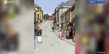 L'alce si lancia al galoppo tra i negozi. Il video virale arriva dalla Norvegia