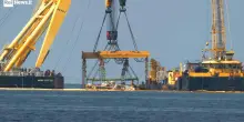 Il Bayesian adagiato in mare dopo il sollevamento: il video in timelapse