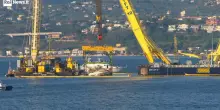 Bayesian sollevato dall'acqua, le gru fanno riemergere interamente il mega yacht