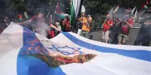 Il corteo di Roma contro il riarmo: bruciate bandiere Ue, Nato e Israele
