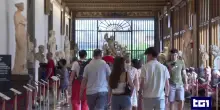 Quadro del ‘700 squarciato per un selfie. Il direttore degli Uffizi: “Ora basta foto al museo”