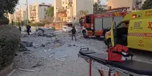 Soccorritori tra le macerie a Beer Sheva dopo l'attacco iraniano: i morti sono almeno 7