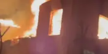 Edificio in fiamme dopo l'attacco di droni a Belitskoe nel Donetsk: video