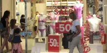 Saldi estivi 2025, al via domani in tutta Italia: le 5 regole d'oro per l'acquisto corretto
