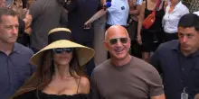 Jeff Bezos e la moglie a pranzo all'Harry's Bar: l'uscita dal locale