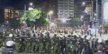 Serbia, scontri con la polizia antisommossa a Belgrado dopo la grande manifestazione antigovernativa