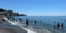 Giugno rovente, mare mai così caldo in Liguria: i bagnanti sconvolti