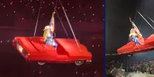 “Stop, stop, stop!”, Beyoncé rischia di cadere durante un concerto, i video in rete dei fan
