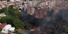 Napoli, incendio a Fuorigrotta: fiamme a pochi metri dall’Università