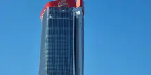 Il caso dell'insegna Generali sulla Torre Hadid a Milano: 10 indagati per crollo colposo