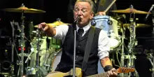 Bruce Springsteen a San Siro punta il dito contro Trump: "L'America sopravviverà"