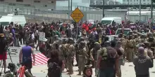 Resta alta la tensione a Los Angeles, nuove cariche contro i manifestanti