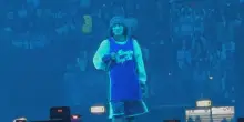 Billie Eilish travolge Bologna, festa intima per quindicimila