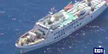 La Madleen con 12 attivisti a bordo respinta da Israele che sale all'arrembaggio della nave