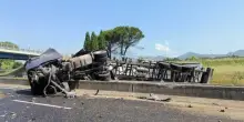 Tir si ribalta sull'A1 e finisce di traverso tra le due carreggiate: forse un malore improvviso