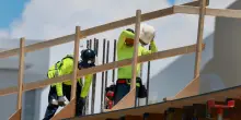 Morte sul lavoro. Sbalzato dal cestello gru, muore operaio vicino Roma