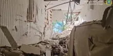 Devastazione e macerie dopo l'attacco russo all'ospedale di Kherson, diversi feriti