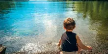Caldo estremo e bambini, i 5 consigli dei pediatri: "Attenzione a disidratazione e colpi di calore"