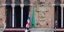 Il Palio di Siena rinviato a domani a causa della pioggia: "Il tufo non percorribile"