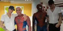 Achille Lauro e "spider man" a sorpresa al Gemelli. I piccoli pazienti: "Per noi grande festa"
