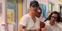 Achille Lauro, il concerto a sorpresa emoziona: è per i piccoli pazienti del policlinico Gemelli