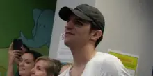 Achille Lauro e "spider man" a sorpresa al policlinico Gemelli, stupore e gioia di medici e pazienti