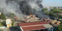 Esplosione a Roma, cittadini contano i danni ma ora è l'aria a preoccupare. I licei chiusi
