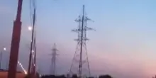 Drone sfreccia velocissimo poi si infrange a terra esplodendo: la fiammata improvvisa