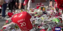 I funerali di Diogo Jota, l'ultimo abbraccio della moglie e dei familiari