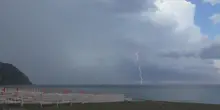 Temporali sul Levante ligure, tuoni e fulmini all'orizzonte di Riva Trigoso