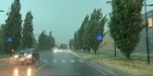 Nubifragio su Milano, la pioggia scende fortissima: il camera car
