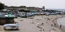 Una donna denuncia di essere stata stuprata, in una tenda, sulla spiaggia a Genova. Due i ricercati