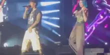 Tony Effe al Circo Massimo, Rose Villain sale sul palco e canta con lui