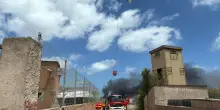 Incendio alla Maddalena, fiamme vicino alle case. Evacuazioni via mare, canadair in azione